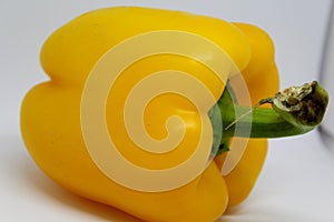 Un beau et gros piment jaune photo